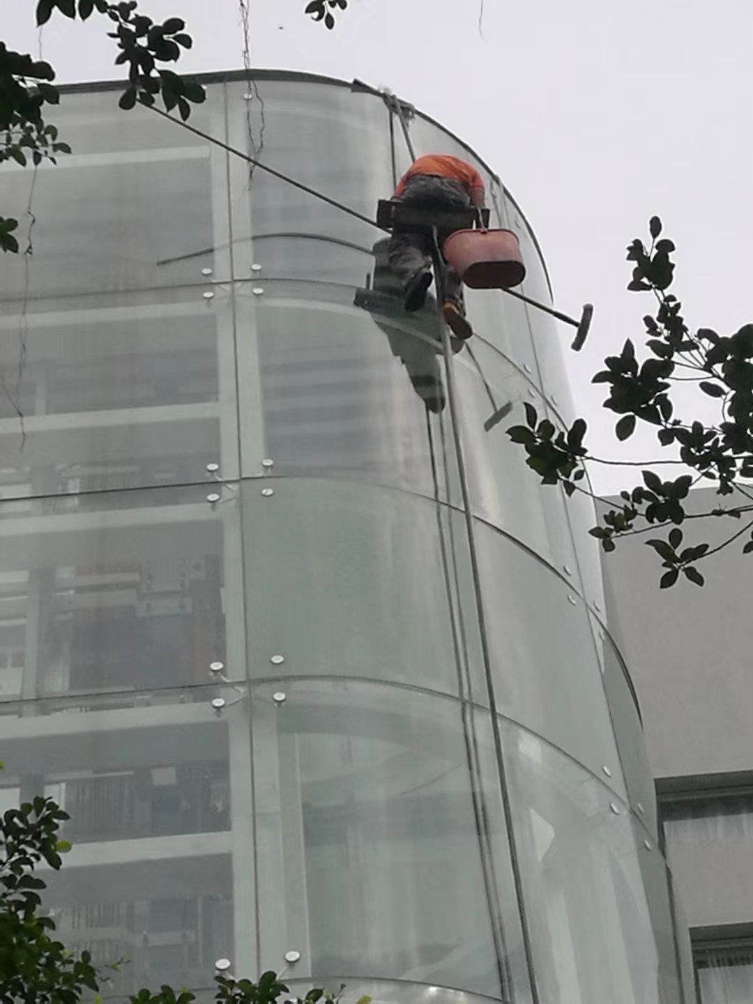 玻璃外墻清洗和室內(nèi)開(kāi)荒清潔案例 玻璃外墻清洗和室內(nèi)開(kāi)荒清潔案例